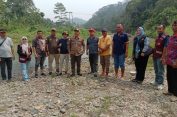 Pj. Bupati Tanggamus dan Kadis BMBK Provinsi Lampung Tinjau Jembatan Gantung Way Umbar