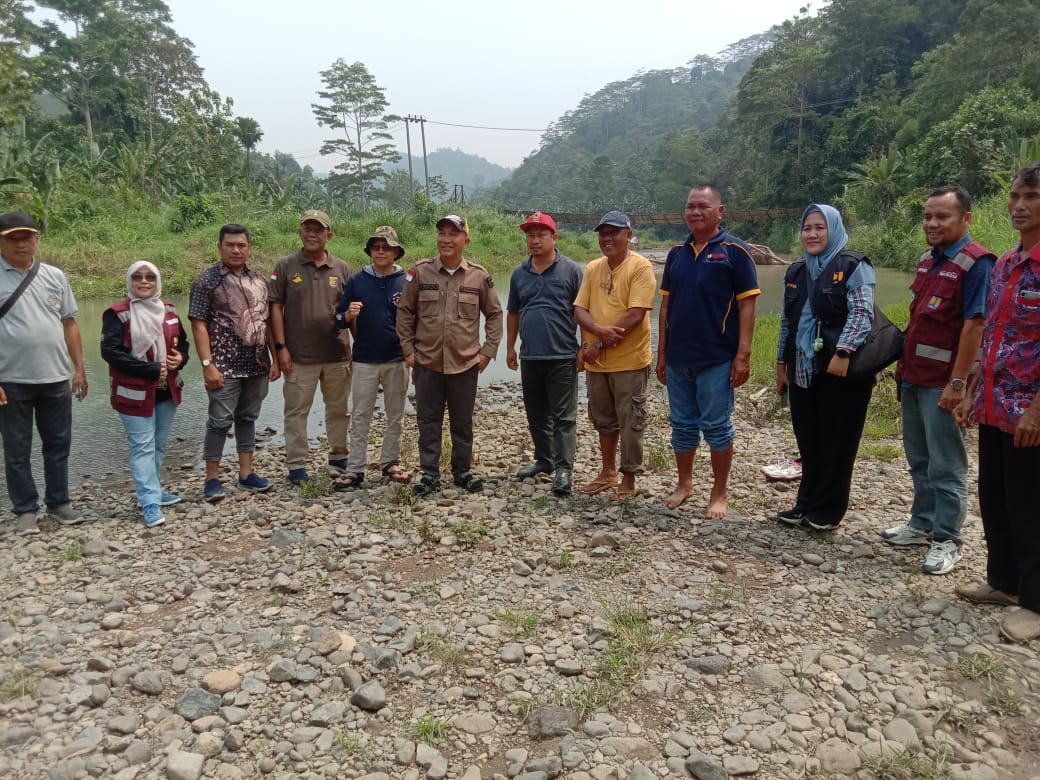 Pj. Bupati Tanggamus dan Kadis BMBK Provinsi Lampung Tinjau Jembatan Gantung Way Umbar