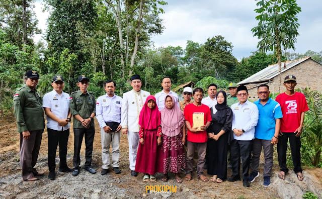 Dendi Ramadhona Bupatii Pesawaran Hadiri Penyerahan Bantuan Bedah Rumah Layak Sehat untuk Masyarakat Desa Sidodadi dan Gunung Sugih