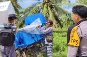 Mendaki Gunung Lewati Laut, Perjuangan Polri Distribusikan Logistik Pilkada Lampung Diwilayah Terpencil