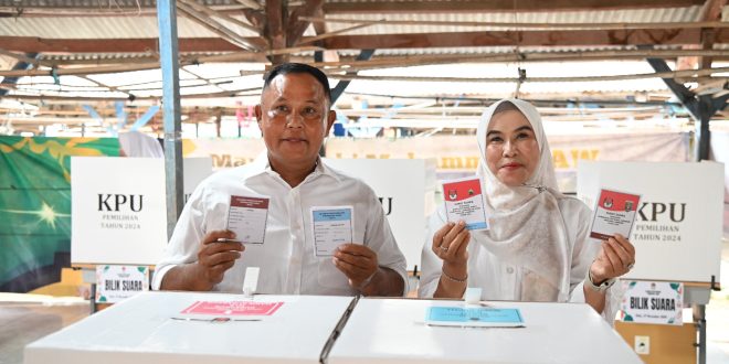 Ber-KTP Tanjung Bintang, Bupati Nanang dan Istri Nyoblos di TPS Desa Way Galih