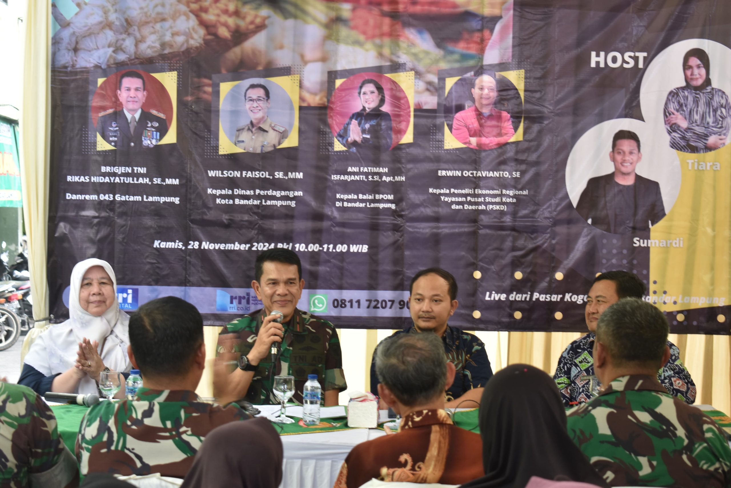 Danrem 043/Gatam Ikuti Dialog Radio Pasar RRI Bersama Narasumber Lainnya Di Pasar Koga