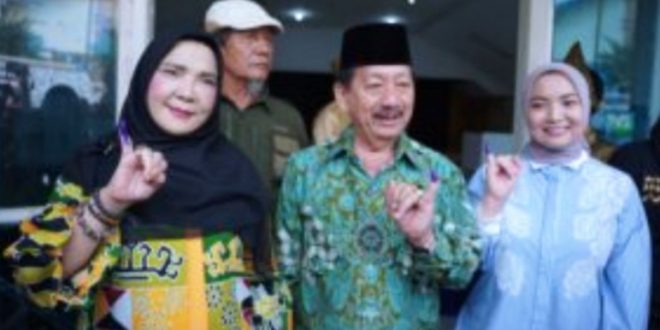 Walikota Eva Dwiana Bersama Keluarga Mencoblos di TPS 005 Palapa