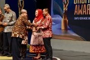 Pjs Walikota Metro Descatama Terima Penghargaan Bhumandala Ariti