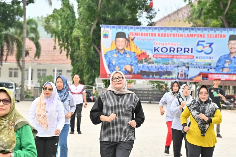 Semringah, 3 Peserta Senam yang Full Senyum Dapat Hadiah dari Plh Sekda Lamsel