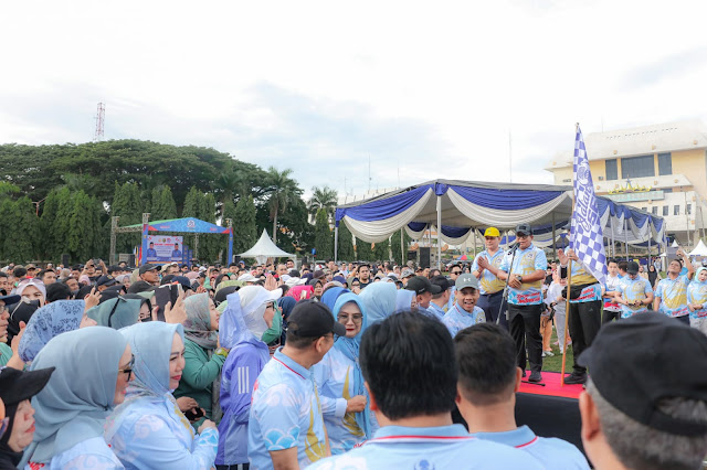 Pj. Gubernur Samsudin Lepas Jalan Sehat yang Diikuti ASN di Lingkungan Pemprov Lampung Memperingati HUT Korpri ke-53