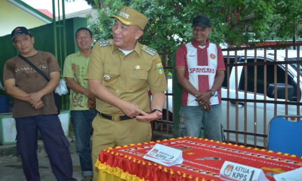 Pj. Bupati Tanggamus Bersama Tim Evaluasi Pilkada Tinjau Beberapa TPS