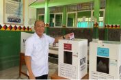 Pj. Bupati Tanggamus Bersama Sekda Gunakan Hak Pilihnya di TPS-12 Kuripan