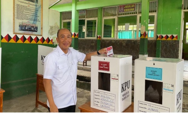 Pj. Bupati Tanggamus Bersama Sekda Gunakan Hak Pilihnya di TPS-12 Kuripan
