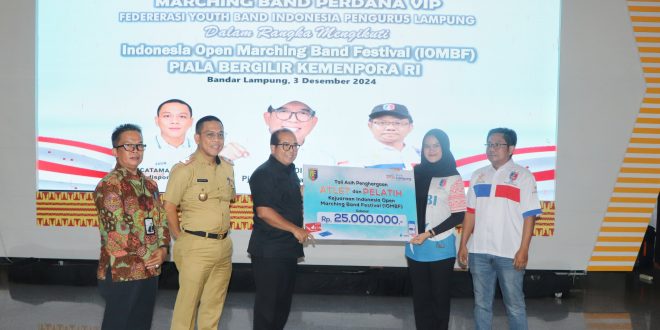 Pj. Gubernur Lampung Serahkan Penghargaan kepada Marching Band FYBI, Juara Umum IOMBF 2024