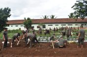 Prajurit Korem 043/Gatam Gotong Royong Siapkan Taman Urban Farming