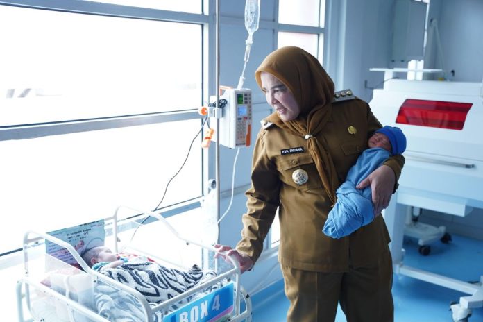 Walikota Bandar Lampung Eva Dwiana Jenguk Bayi Yang di Buang di Samping Tong Sampah