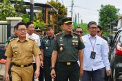 Peringati Hari Juang TNI AD, Danrem 043/Gatam Letakkan Batu Pertama Bedah Rumah Tidak Layak Huni Bapak Tri Wahyudi