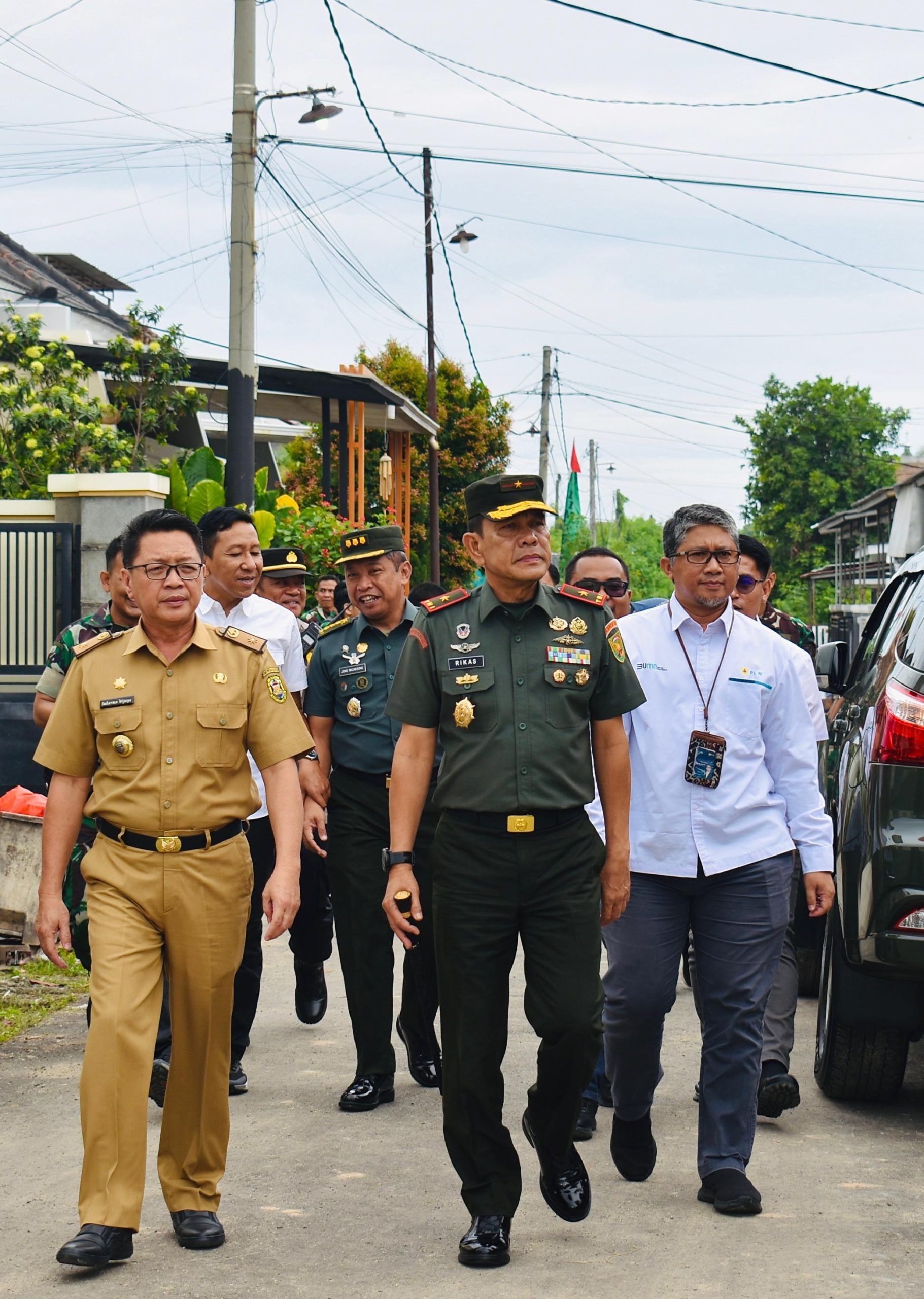 Peringati Hari Juang TNI AD, Danrem 043/Gatam Letakkan Batu Pertama Bedah Rumah Tidak Layak Huni Bapak Tri Wahyudi
