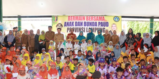 Disambut Meriah, Pj. Gubernur Samsudin Bermain Bersama Anak-Anak PAUD Pringsewu