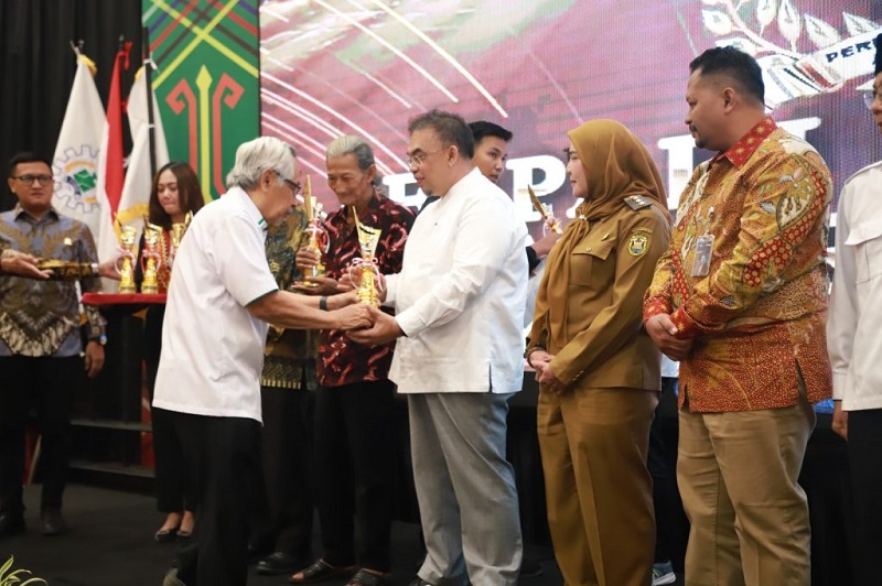 Rektor Unila Terima Perpadi Lampung Award 2024