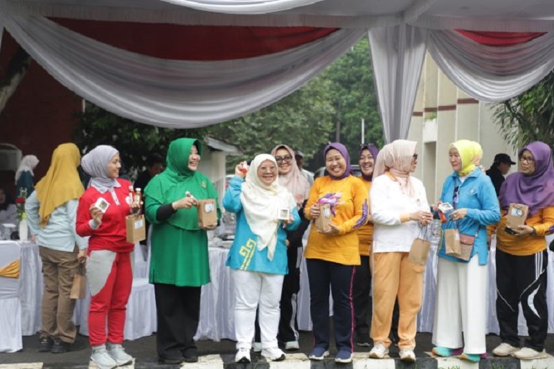 Peringati Hari Ibu, Unila Gelar Senam Bersama dan Pelatihan Eco Enzyme