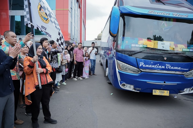 Walikota Eva Dwiana Lepas 225 Jemaah Umrah ke Tanah Suci