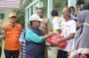 dr. Hi. Ardito Tinjau Lokasi Banjir Serta Memberikan Bantuan Sembako Ke Masyarakat yang Terdampak Banjir