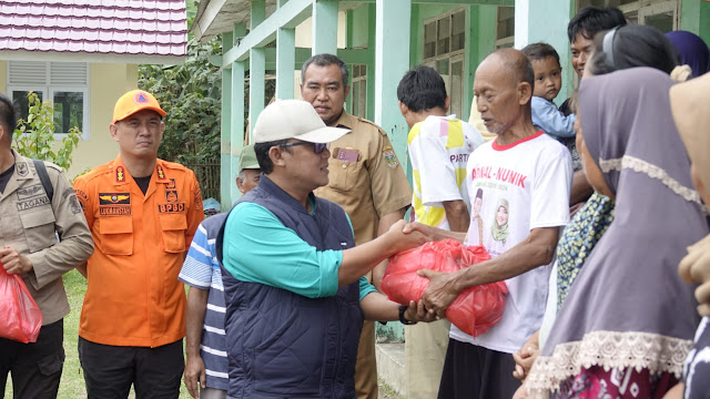 dr. Hi. Ardito Tinjau Lokasi Banjir Serta Memberikan Bantuan Sembako Ke Masyarakat yang Terdampak Banjir
