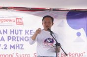 Pj.Marindo Potong Tumpeng dalam Perayaan HUT ke-15 LPPL Rapemda Pringsewu FM