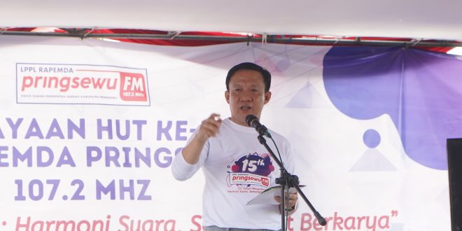 Pj.Marindo Potong Tumpeng dalam Perayaan HUT ke-15 LPPL Rapemda Pringsewu FM