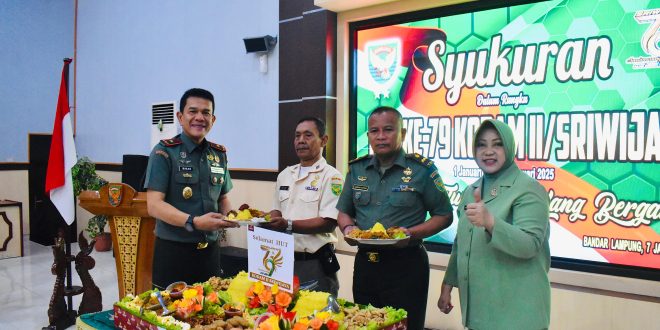 Danrem 043/Gatam Bersama Anggota Makorem Melaksanakan Kegiatan Syukuran HUT Kodam II/Sriwijaya ke-79