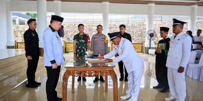 Bupati Dendi Ramadhona Lantik Tiga Penjabat Kepala Desa
