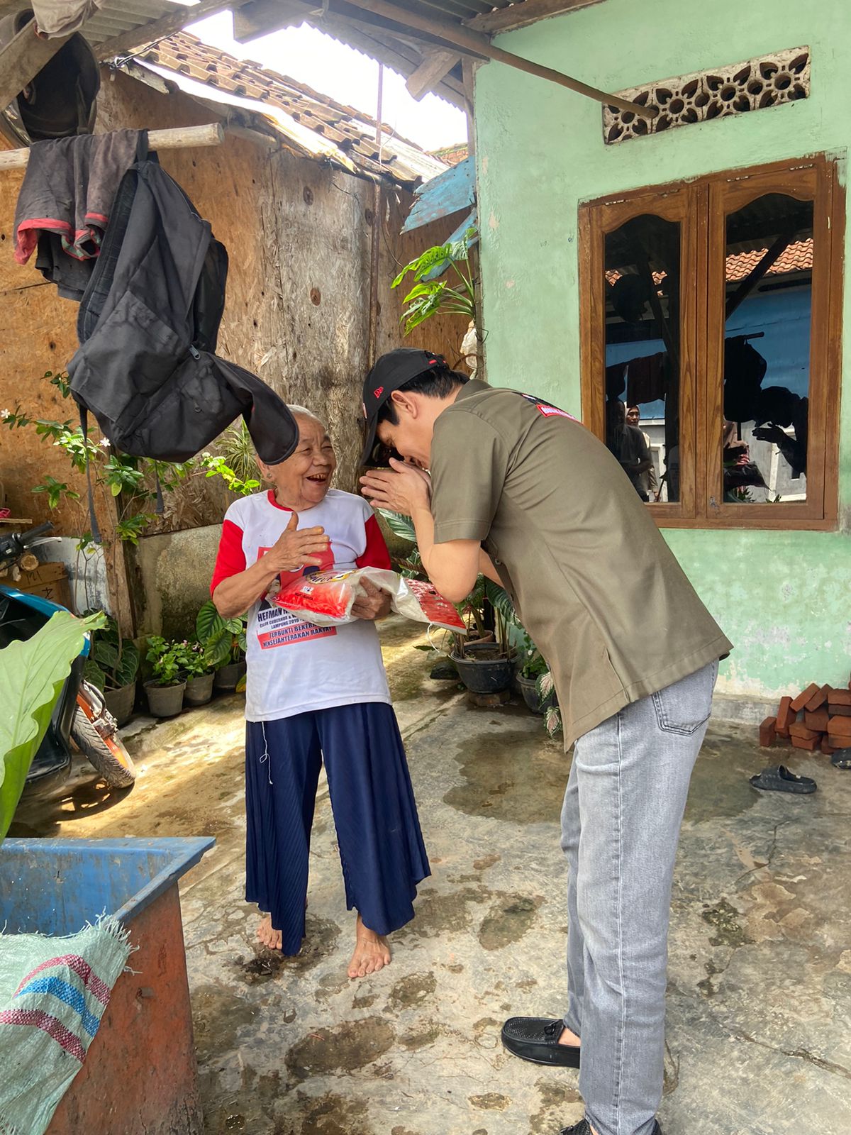 Politisi Gerindra Romi Husin Bantu Korban Banjir di Sukabumi