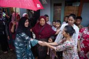 Bunda Eva Janji Perbaikan Rumah Rusak Akibat Banjir 