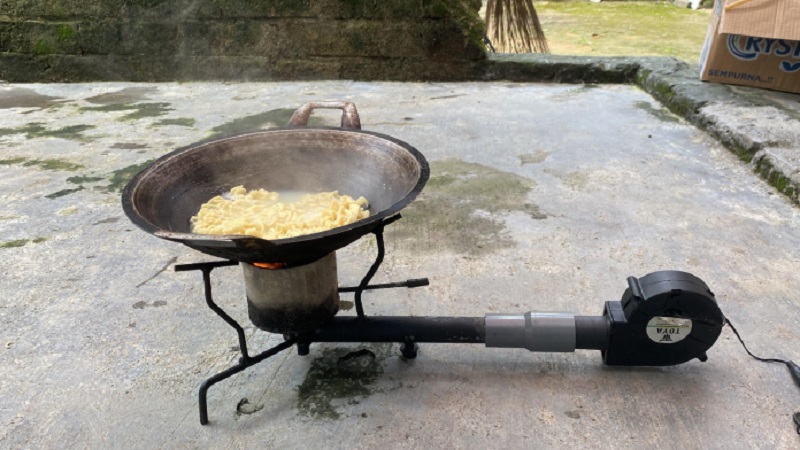 Mahasiswa KKN Unila Inovasi Kompor Rakitan Berbahan Bakar Oli Bekas dan Minyak Jelantah