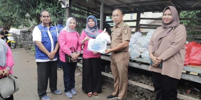 DWP Unila Berikan Bantuan Sembako untuk Korban Banjir di Kota Bandar Lampung