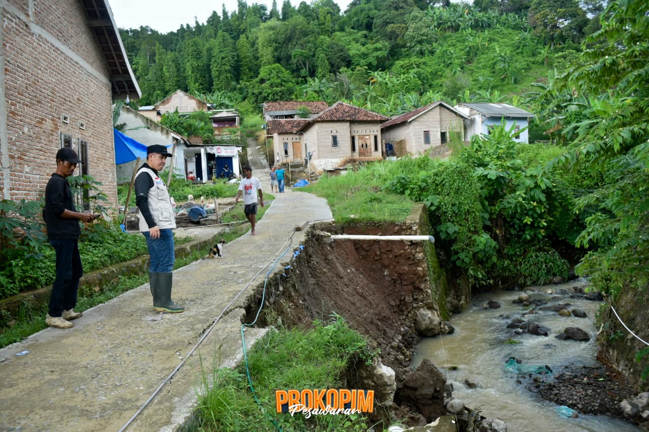 Bupati Dendi Ramadhona Turun Langsung Bantu Korban Banjir Pesawaran