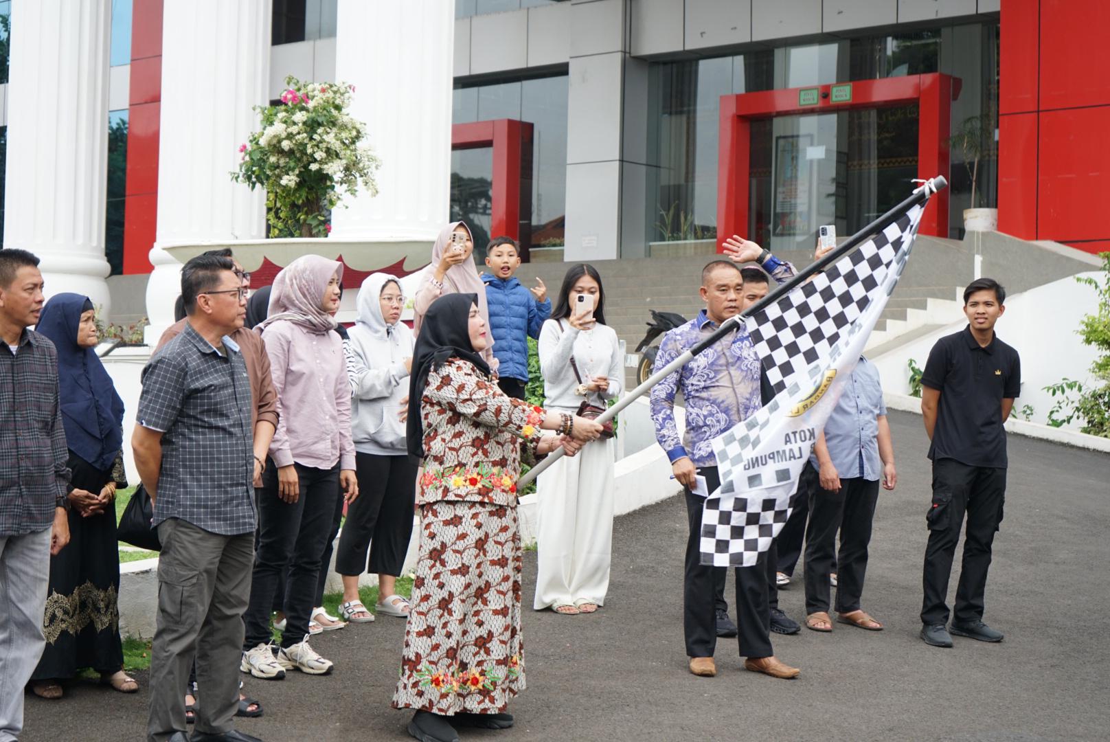 Wali Kota Melepas Keberangkatan Ratusan Peserta Wisata Rohani Dari Kantor Pemerintah Kota Bandarlampung