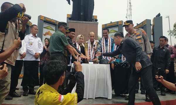Pj. Bupati Tanggamus dan Wakil Bupati Terpilih Resmikan Taman Kota Ir. Soekarno Kota Agung