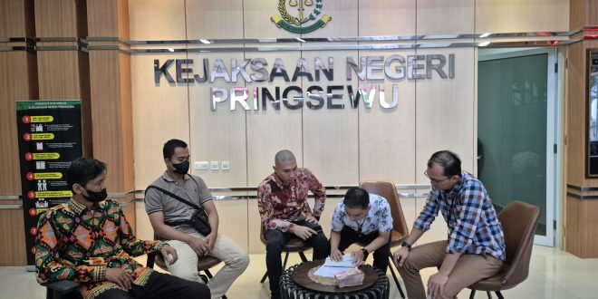Kejari Pringsewu Kembali Menerima Titipan Pengembalian Kerugian Keuangan Negara Dalam Kasus Korupsi Dana Hibah LPTQ Kabupaten Pringsewu Tahun 2022