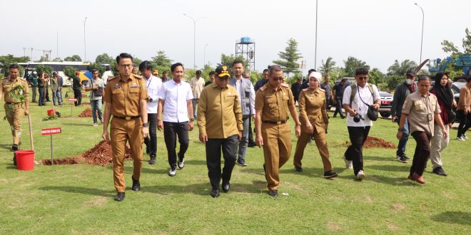 Jaga Keseimbangan Lingkungan, Pj. Gubernur Lampung Tanam Pohon di Ruas Tol Bakauheni-Terbanggi Besar