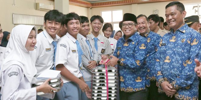 Pj. Gubernur Samsudin Tinjau Pelaksanaan Program Makan Bergizi Gratis di SMA Negeri 1 dan SMA Utama 3 Bandarlampung
