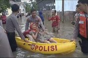 Kesigapan Anggota Samapta Polda Lampung, Evakuasi Lansia dan Anak-anak Terjebak Banjir