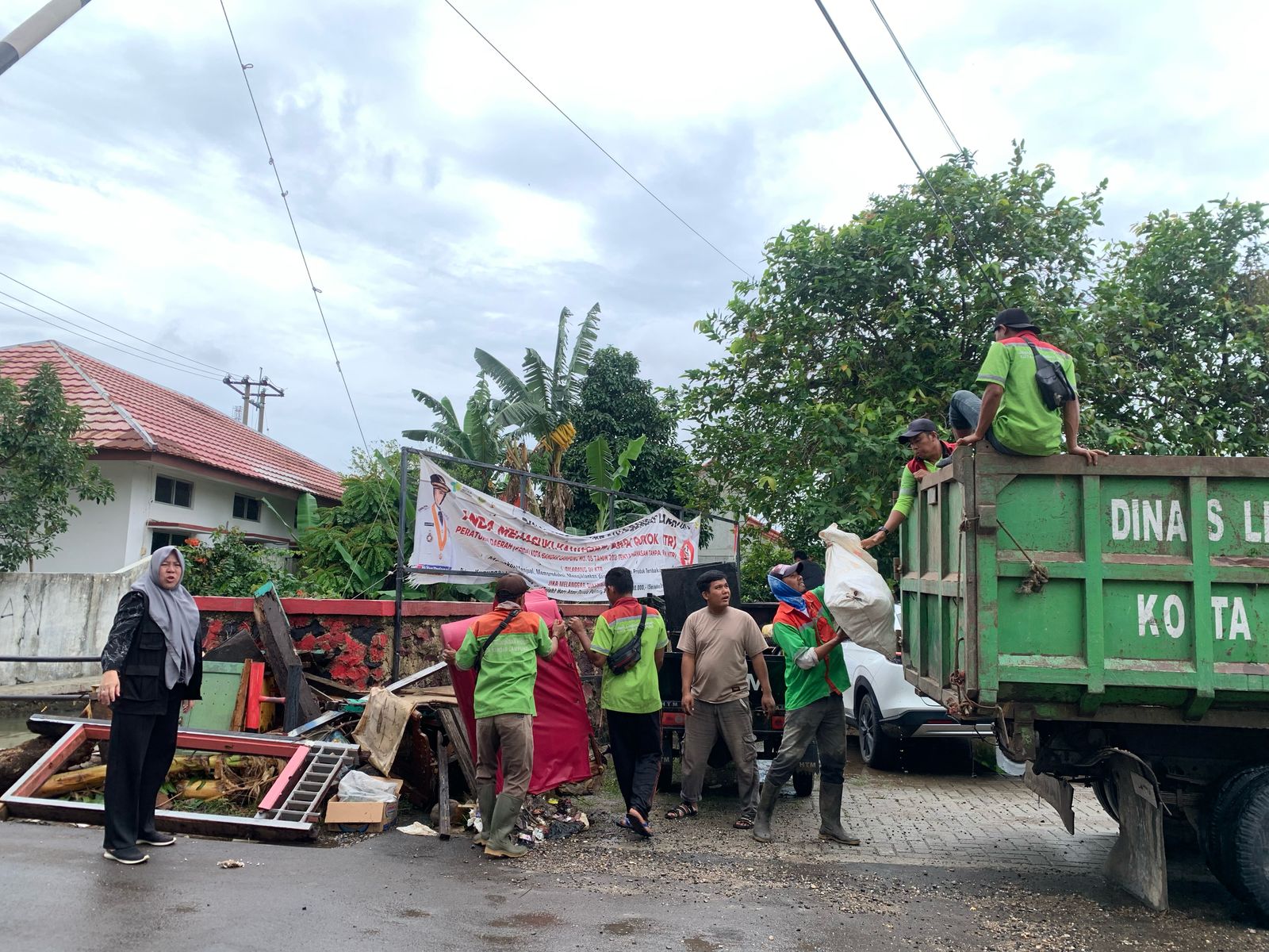 Walikota Eva Dwiana Perintahkan Jajaran Sigap Dan Tanggap Dalam Menangani Banjir Di Bandar Lampung