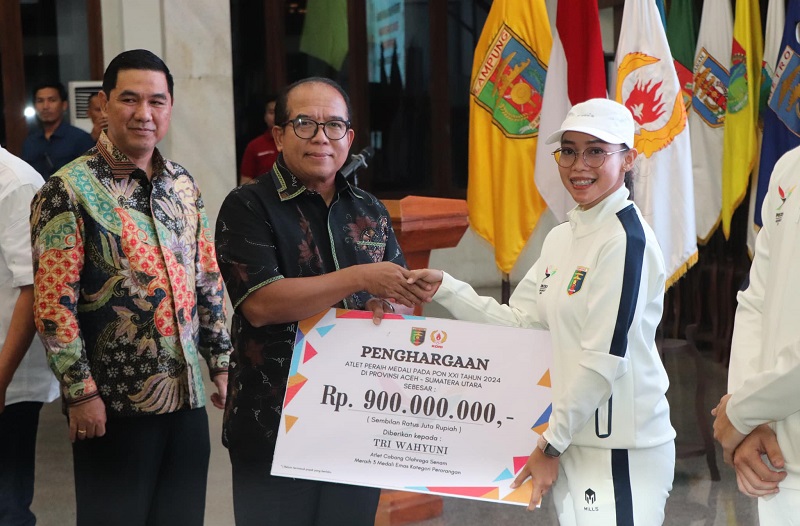 Pj Gubernur Samsudin Serahkan Penghargaan Kepada Peraih Medali PON XXI Aceh-Sumut