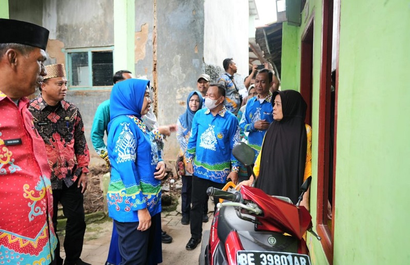 Unila Gelar Bakti Sosial bagi Korban Banjir di Cimeng