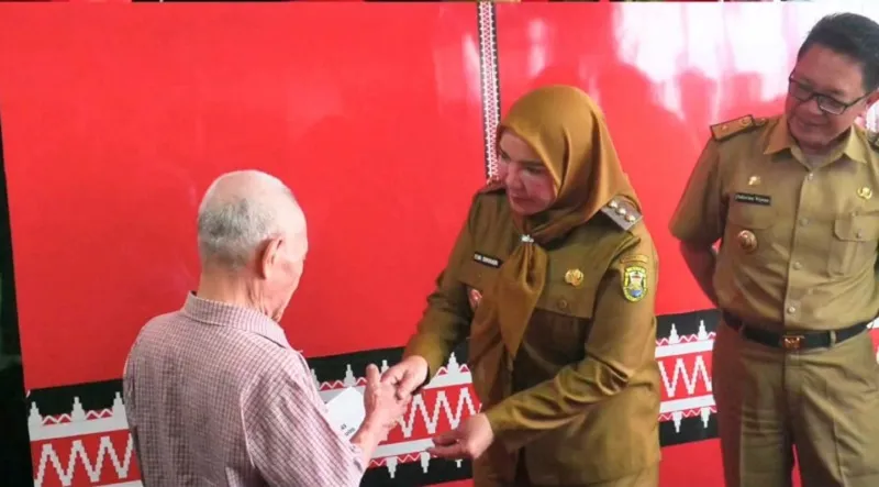 Walikota Bandar Lampung Berikan Bantuan Ke Korban Bencana