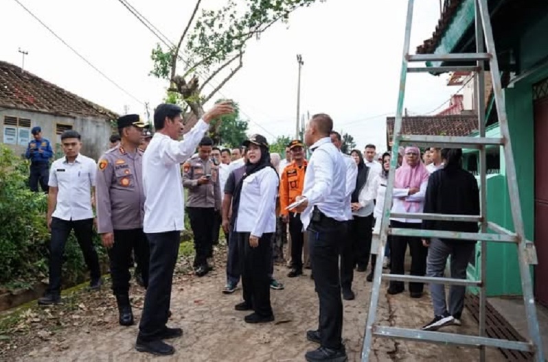 Walikota Bandar Lampung Berikan Bantuan Ke Warga Terdampak Puting Beliung