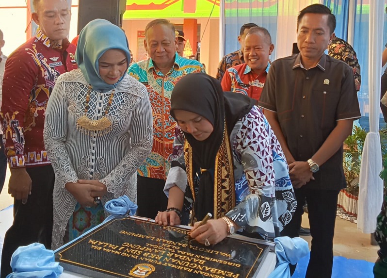 Walikota Eva Dwiana Resmikan Tiga Gedung Baru Sekolah Menengah Pertama