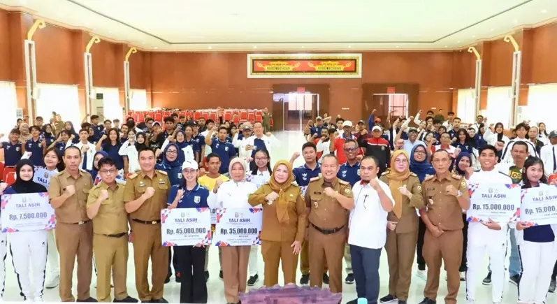 Walikota Kota Bandar Lampung Berikan Tali Asih ke Atlet dan Pelatih PON XXI