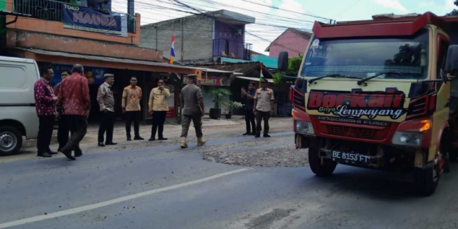 Walikota Metro Minta Sebelum Labaran Jalan Rusak Diperbaiki