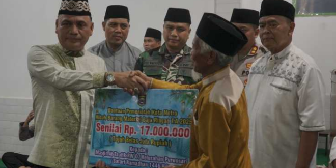 Safari Ramadan, Walikota Metro Beri Bantuan Material di Masjid At-Taufik Purwosari