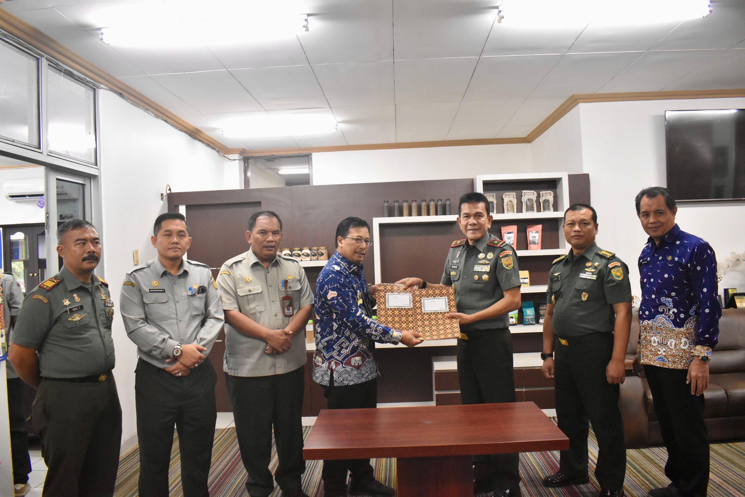Tingkatkan Ketahanan Pangan dan Kesejahteraan Petani, Danrem 043/Gatam Tandatangani MoU Optimasi Lahan Rawa Ta. 2025