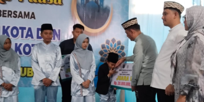Walikota dan Wakil Walikota Metro Beri Hadiah kepada 28 Kafilah Juara MTQ ke 51 Tingkat Provinsi